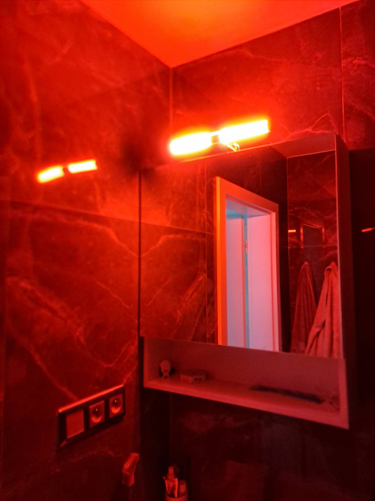 Červená samolepící fólie blokující 100% modré světlo Mitochondriak